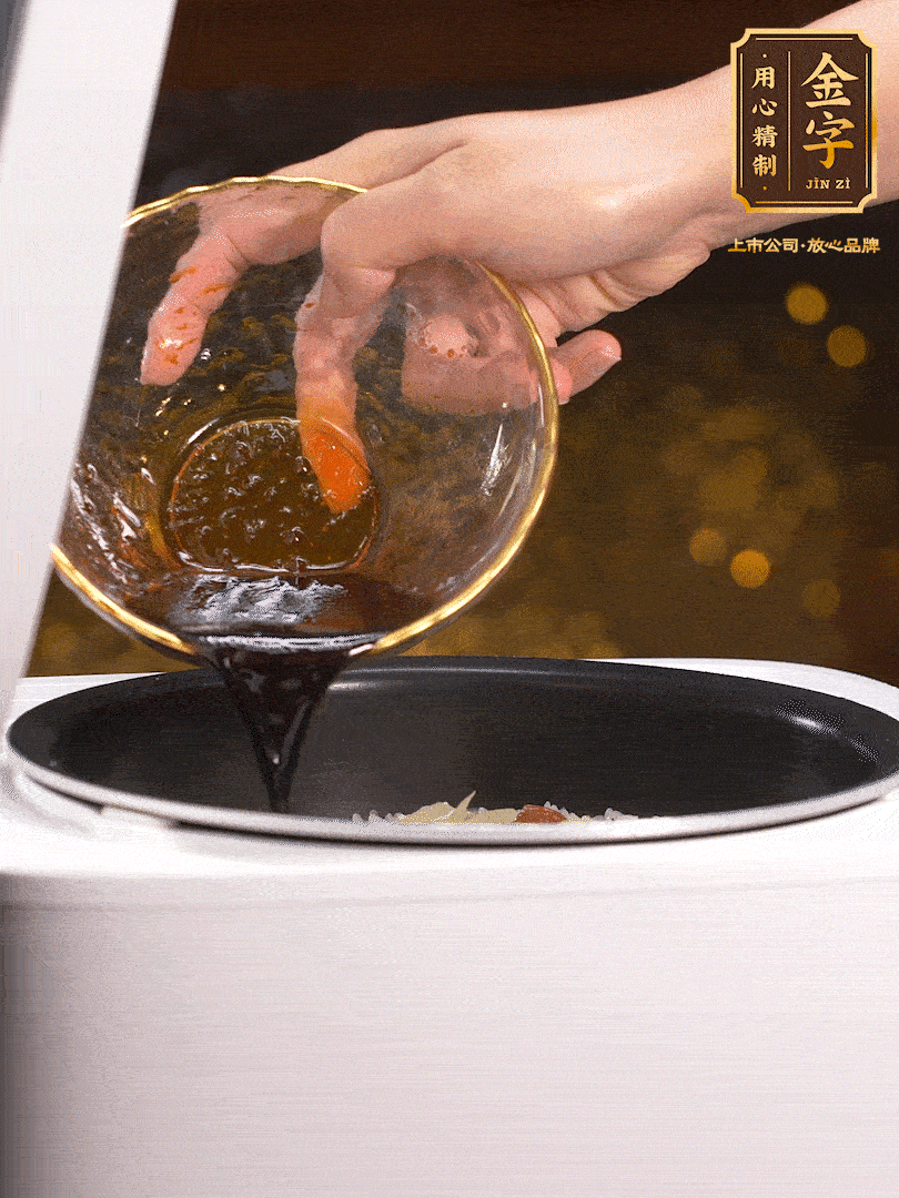 煮好后，淋上醬汁：2勺生抽、1勺老抽、1勺蠔油、半勺白糖、半勺香油、1勺水