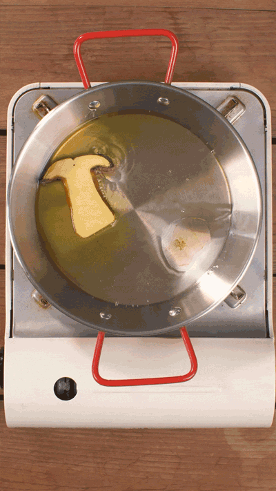 牛肝菌切片，用黃油煎熟