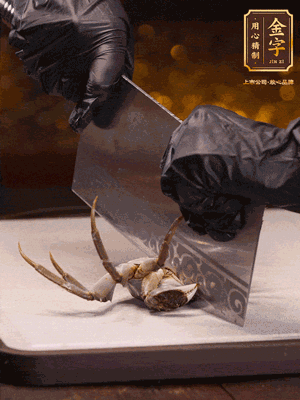 用刷子刷干凈六月黃，一斬二。把蟹蓋、蟹胃拿出來。