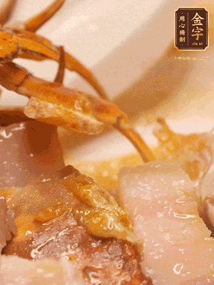 顏色變紅時(shí)，放蔥結(jié)、姜片煸香，再放咸肉、茭白、毛豆翻炒