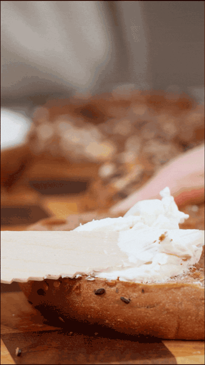 貝果在烤箱中180度復烤5分鐘，涂上芝士