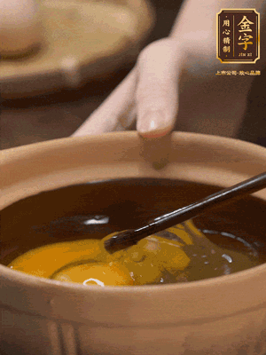 雞蛋打入砂鍋，充分打勻，1.5倍的溫水加一勺鹽，倒入蛋液中，攪拌均勻后用勺子舀去表面浮沫