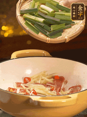 接著放蒜葉，來一點鹽，一點醬油調(diào)味翻勻