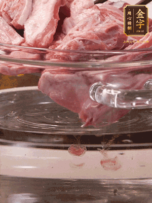 羊排清水洗凈，冷水浸泡30分鐘-2個小時，去除血沫。冷水下鍋，小火加熱析出血水后洗凈備用