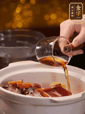 羊排、火腿、姜片一起入砂鍋，大火煮到沸騰