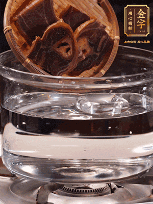 火腿蹄片，冷水下鍋，加蔥姜、料酒焯水