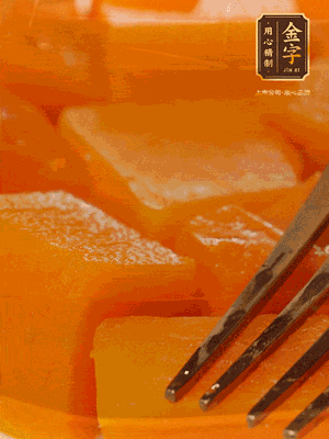 南瓜去皮，一半切塊備用，一半切塊蒸熟，碾成泥