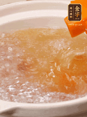 倒入開(kāi)水、南瓜塊、南瓜泥中火煮5分鐘