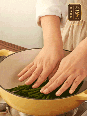 小蔥鋪在底部，放上生姜