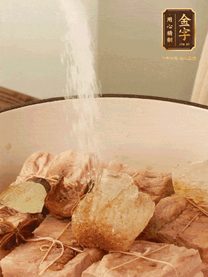 加水沒(méi)過(guò)，大火煮開(kāi)轉(zhuǎn)小火慢燉2小時(shí)，煮到收汁