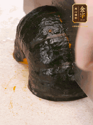 貝貝南瓜去皮，切成小塊。姜切絲