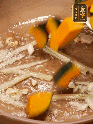 砂鍋倒一層底油，蒜粒、姜絲炒香后，再下南瓜翻炒30秒