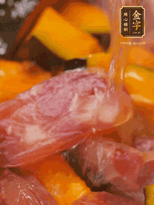 下香腸，倒沒過南瓜的水，加1/2勺鹽、1/2勺白糖、1勺蠔油燜8分鐘