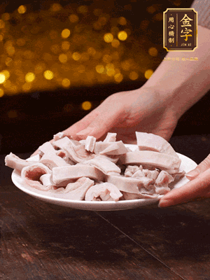 豬肚冷水下鍋，姜蔥料酒去腥，水開煮5分鐘，撈出，切小塊。