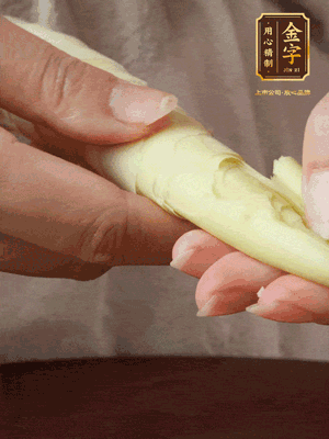 春筍沿著外皮豎著淺劃一刀，剝下外殼，切掉尾部的老根，切滾刀塊。（這個時候的春筍最為鮮嫩脆爽，不需要焯水去除澀味）