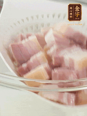 金字淡咸肉、排骨分別加料酒、蔥、姜冷水下鍋焯水，水開撇去浮沫撈出。