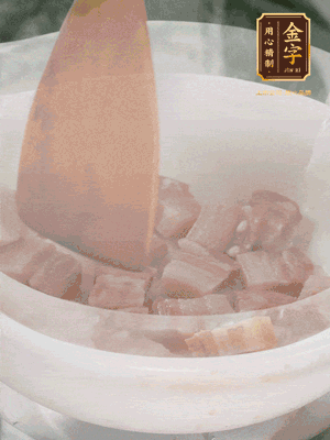 砂鍋內(nèi)咸肉微微煸出香味，再倒入開水。放排骨滾開后轉(zhuǎn)中小火篤30分鐘。（水盡量一次加足，以免中途加水沖淡鮮味。這一步是湯底濃白的關(guān)鍵）