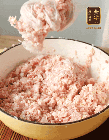 肉丁、咸肉丁、一丟丟鹽、料酒拌勻，反復(fù)摔打上勁。接著加入1兩蔥姜水，反復(fù)拌勻摔打上勁。前后共加3遍。3遍后筍丁，接著反復(fù)摔打上勁。最后加入1個蛋清、3茶匙生粉拌勻摔打上勁