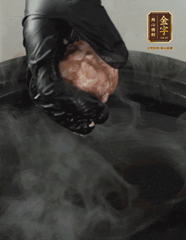 獅子頭摔打至圓潤牢固，等水煮開后，放獅子頭