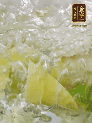 春筍沿著外皮豎著淺劃一刀，剝下外殼，切掉尾部的老根，切滾刀塊。簡(jiǎn)單焯水去澀味。