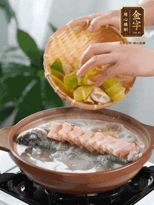 倒開水燉煮后轉(zhuǎn)移入砂鍋，淋料酒去腥、加少許鹽調(diào)味，再依次加咸肉、春筍燉煮15分鐘。