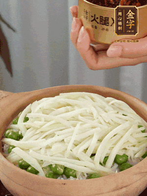 到水微干，放上豌豆、茭白絲。
