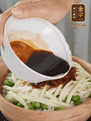 繼續(xù)小火燜3分鐘，淋上XO醬攪拌均勻。
