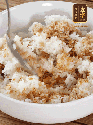 隔夜米飯加入生抽、芝麻油攪拌均勻