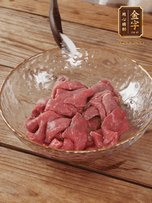 牛肉切丁，加黑胡椒海鹽、橄欖油腌10分鐘