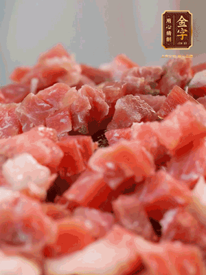 做月餅餡 火腿切成小丁，溫水浸泡5分鐘，上鍋蒸熟15-20分鐘，再將火腿丁、白砂糖、蜂蜜攪拌腌漬2小時
