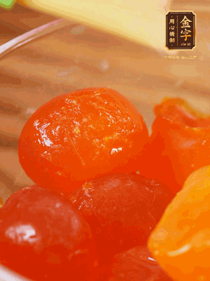 咸蛋黃噴白酒，170℃烤10分鐘。打碎過篩