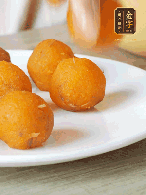 融化的黃油、芝士粉攪勻，加糖粉、蛋液、淡奶油、咸蛋黃攪勻，再加入玉米淀粉、奶粉拌勻，用不粘鍋炒至抱團(tuán)