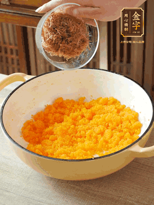 加火腿絲拌均，分成37g一個餡料，冷凍30分鐘