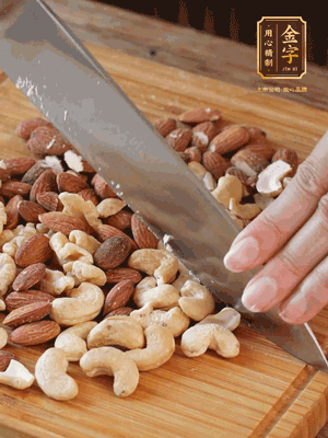 熟堅果切成大顆粒，加入杏仁片、白芝麻、火腿絲、熟糯米粉、玫瑰花醬、花生油、水怡攪拌均勻，捏成52g一個的小球