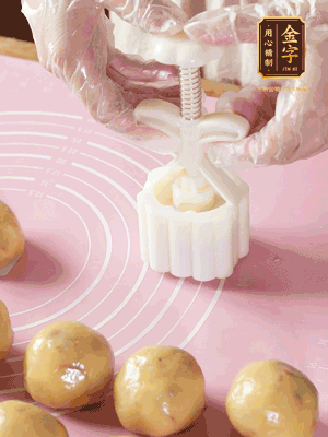 收緊虎口搓圓，裹上一層面粉，放入模具壓一壓