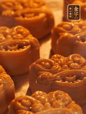 表面噴上水，烤箱預(yù)熱至190℃，170℃烤10分鐘