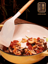 蔥白、干香菇、蝦米、香腸片略微翻炒才出香味，然后倒入料汁（生抽3勺、蠔油2勺、胡椒粉少許）、大米拌勻