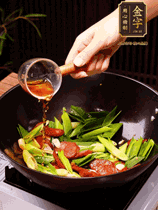 下蒜苗炒軟，沿鍋邊烹入一勺料酒，加醬油、蠔油、白糖調(diào)味炒勻