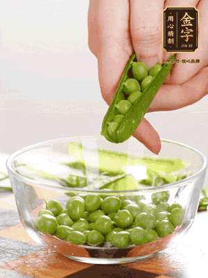 處理食材，藕切片，豌豆剝殼，菱角剝殼， 依次焯水