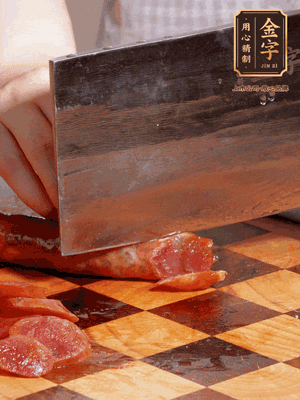 金字香腸煮熟，切片