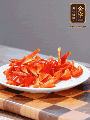 藕帶洗凈，斜切成小段備用、姜切絲、蒜切片、辣椒斜切，再切少許蒜