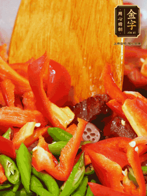 油熱后放入蒜末，下醬油肉煸香