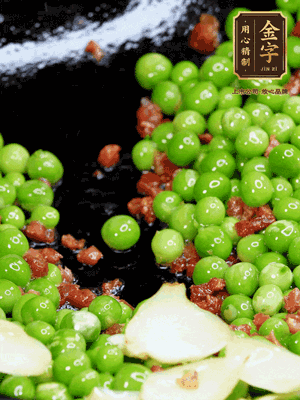 鍋內(nèi)少許油，下火腿煸香，再下甜豆米、百合翻炒，少許鹽、一點(diǎn)水煮到收干