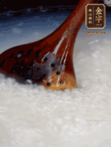 大米淘洗干凈，水開(kāi)放入大米，煮3分鐘，煮到用手可以掐斷大米，撈出瀝干備用