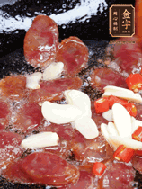 香腸煸香，加大蒜、小米辣增加香味