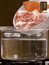 麻鴨切塊，冷水下鍋，加蔥姜、料酒焯水。撈出溫水洗凈