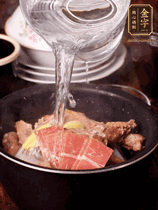 所有食材放入電飯鍋，加2勺料酒，足量的開水，按煲湯鍵煮湯