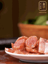 金字咸肉、金字香腸煮熟。咸肉切條、香腸切片備用。