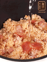 一起放入電飯鍋，加入剛好沒過食材的水。