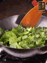 上海青切碎，用豬油炒到半熟